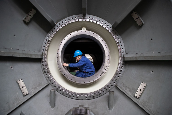 工人在哈电集团哈尔滨汽轮机厂有限责任公司车间内生产作业（4月28日摄）。新华社记者 张涛 摄