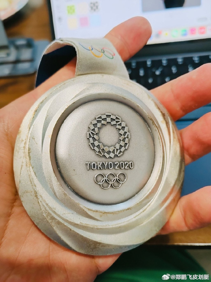 东京奥运会皮划艇亚军郑鹏飞晒银牌:成废铁了,国内随便一个比赛奖牌