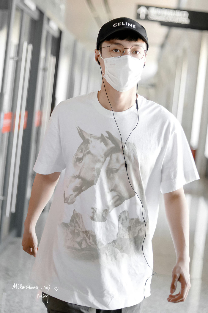 张艺兴到达敦煌路透96,白t搭配帽子眼镜,时尚休闲……|张艺兴|敦煌