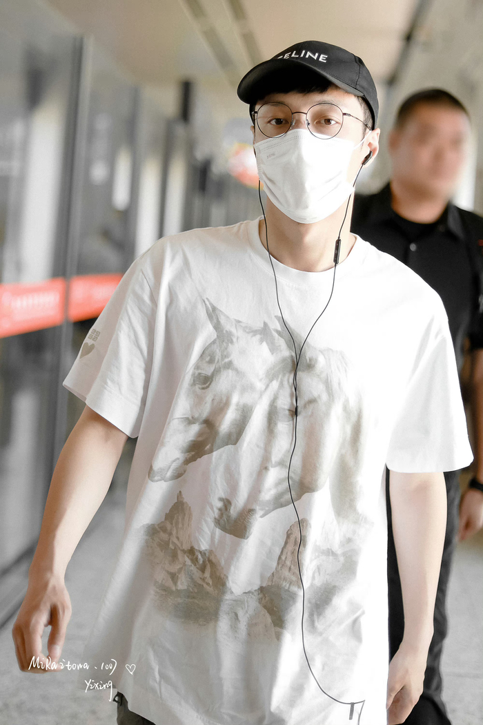 张艺兴到达敦煌路透96,白t搭配帽子眼镜,时尚休闲……|张艺兴|敦煌