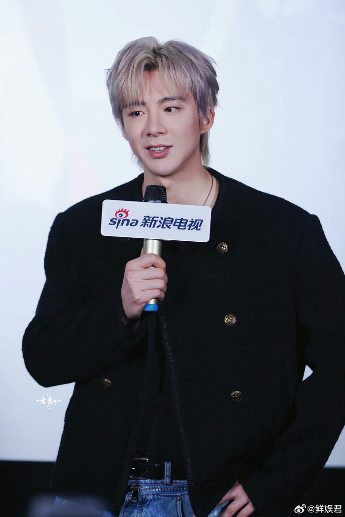 刘宇宁新浪扫楼饭拍生图,黑蓝两套衣服好酷!