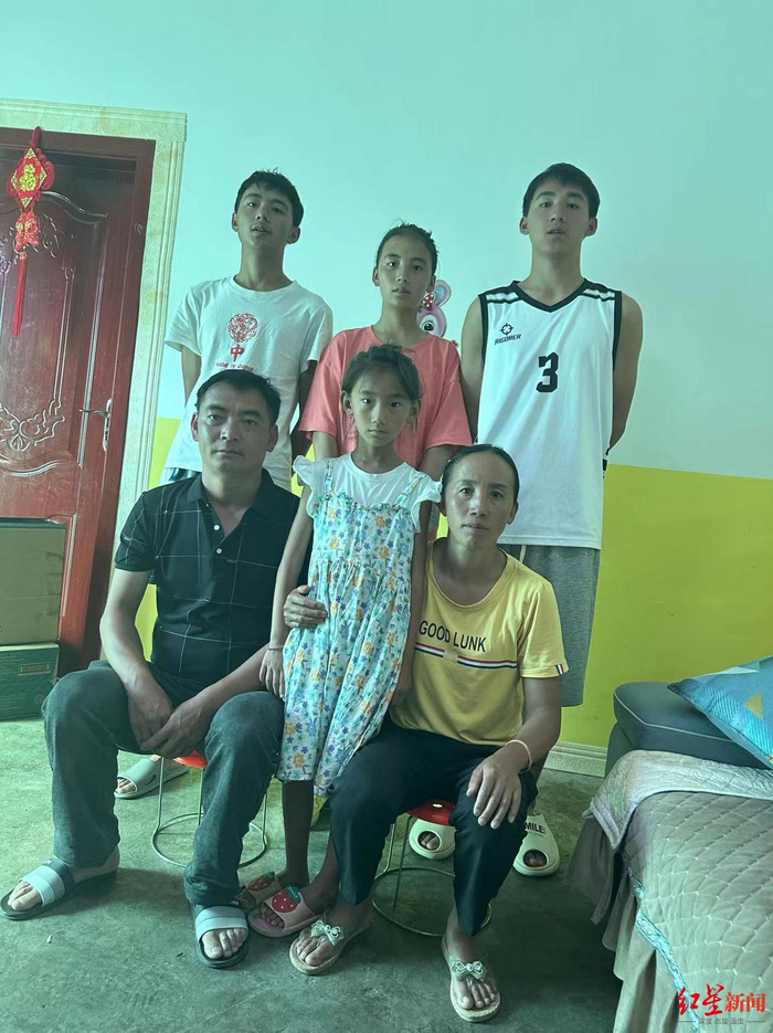 ▲木乃约热一家人合影