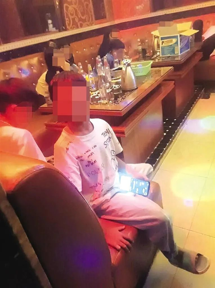海口遵谭镇一KTV包厢内，竟有10多个孩子。