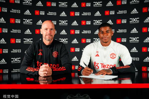 拉什福德（右）和曼联完成续约。