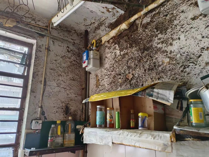 2023年7月的蕃瓜弄，一楼的房子常年晒不到太阳，墙壁容易发霉，衣物很难晒干。