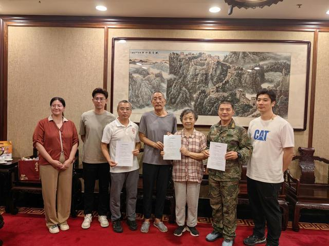 黄远将军家属和宝安各方代表就黄远将军遗物捐赠宝安博物馆事宜进行