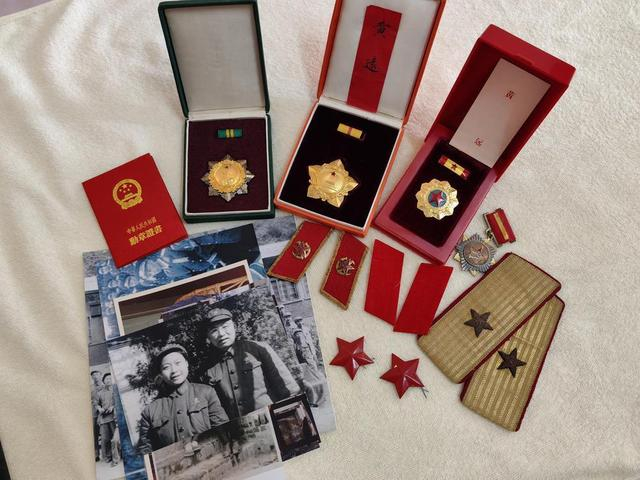 黄远将军所获勋章鉴于现时宝安区国防教育训练基地国防教育展厅保管