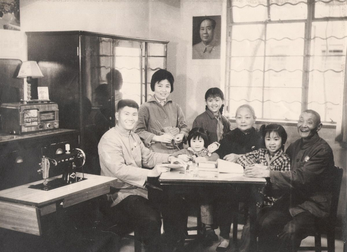 1970年代，两代住在破草棚的一家子搬进了宽敞、明亮的蕃瓜弄新村。