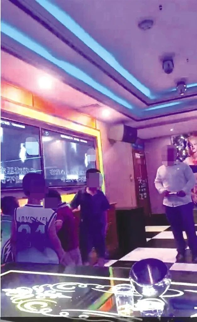 海口旧州镇一娱乐会所内，家长带孩子在包厢玩。