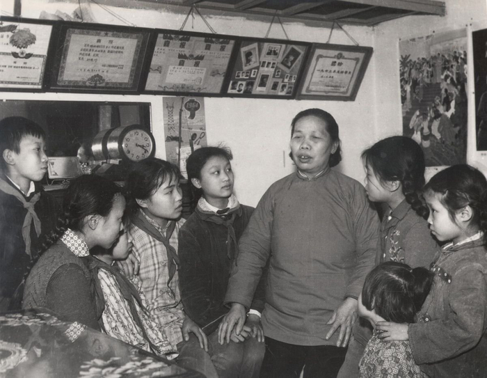 1970年代，小学生听蕃瓜弄居民讲述过去的生活。