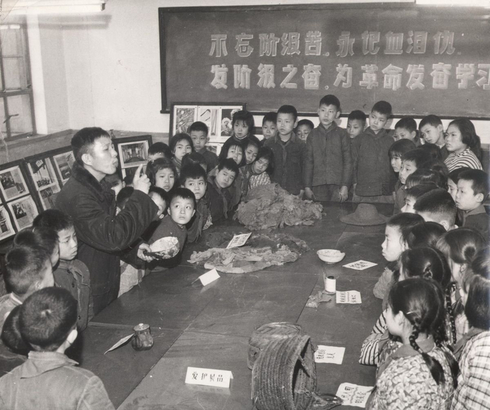 1970年代，学生听老师讲述蕃瓜弄的故事。