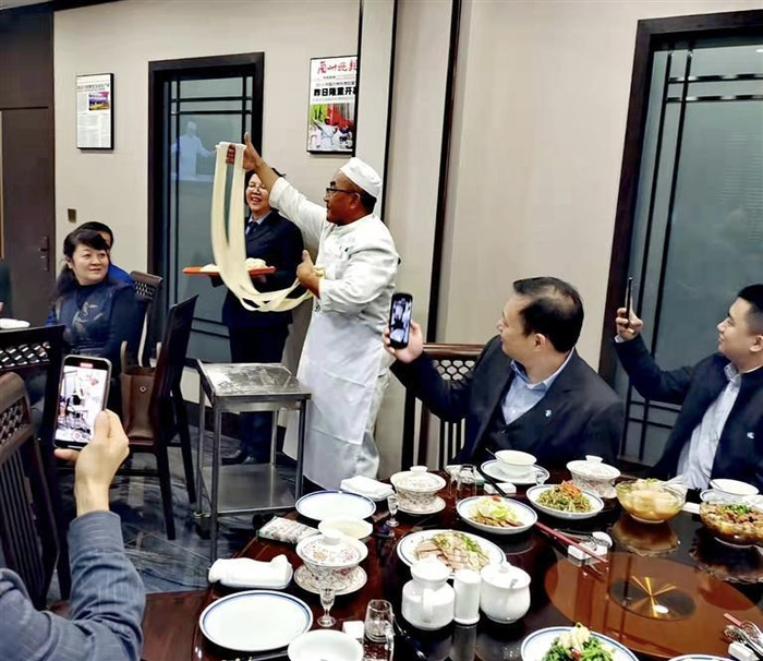     牛肉拉面表演 本版摄影张建平