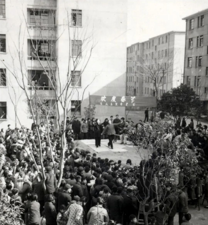 改造不久后的蕃瓜弄在春节期间举行文艺演出。