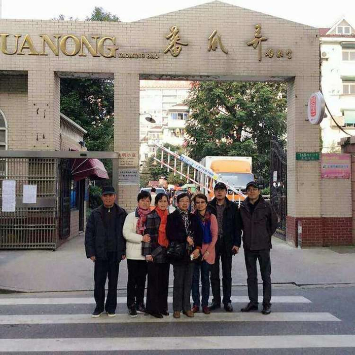 2016年，为配合北横通道建设，搬迁前，居民在蕃瓜弄小区门口留影。图片来源网络