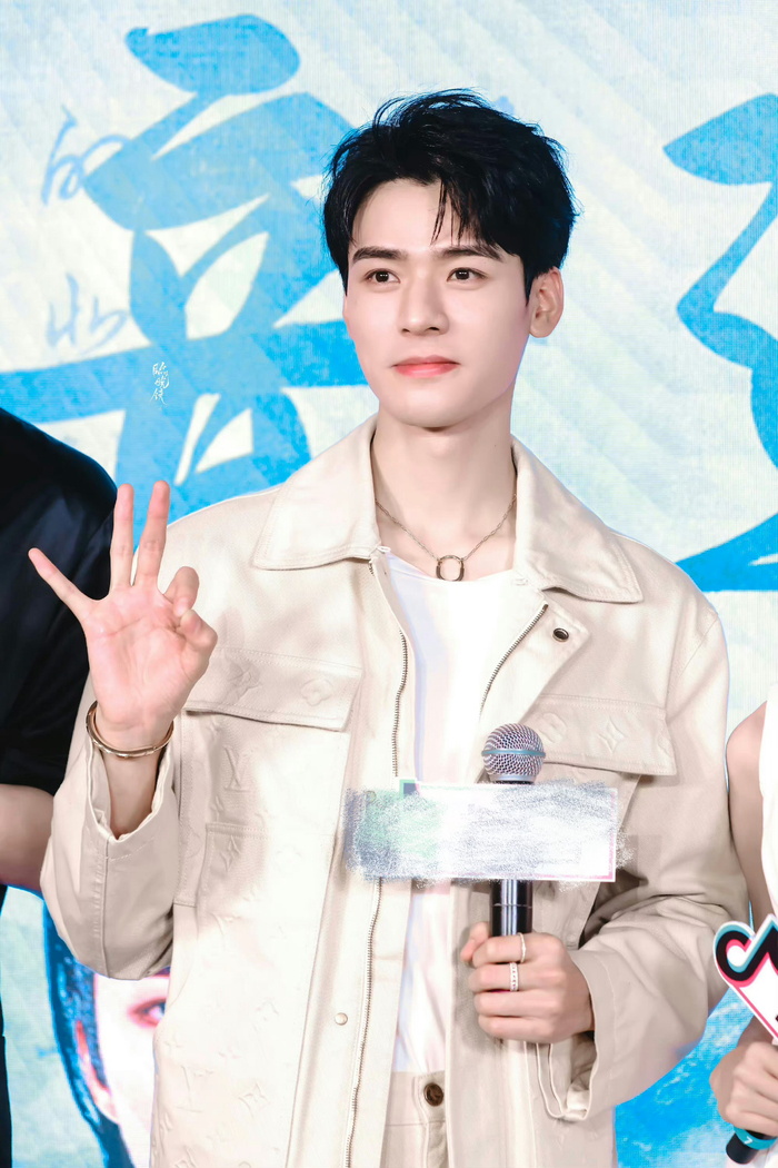 我不允许还有人没看过龚俊的手,这简直就是仙品啊……|龚俊_新浪新闻