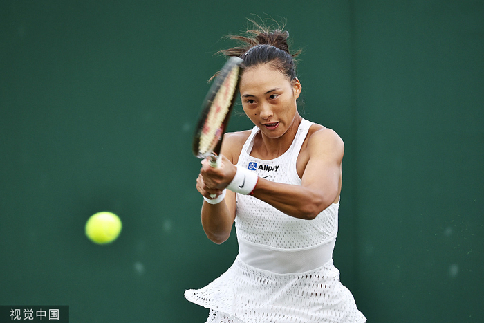 郑钦文在比赛中。