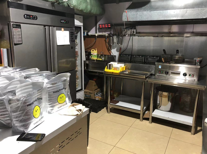一家汉堡店，平台上的店铺图片干净整洁