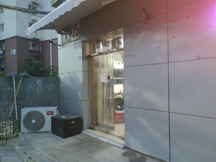 实际上这家小龙虾店位于一栋居民楼的角落，从外观上看很难看出它是餐饮店