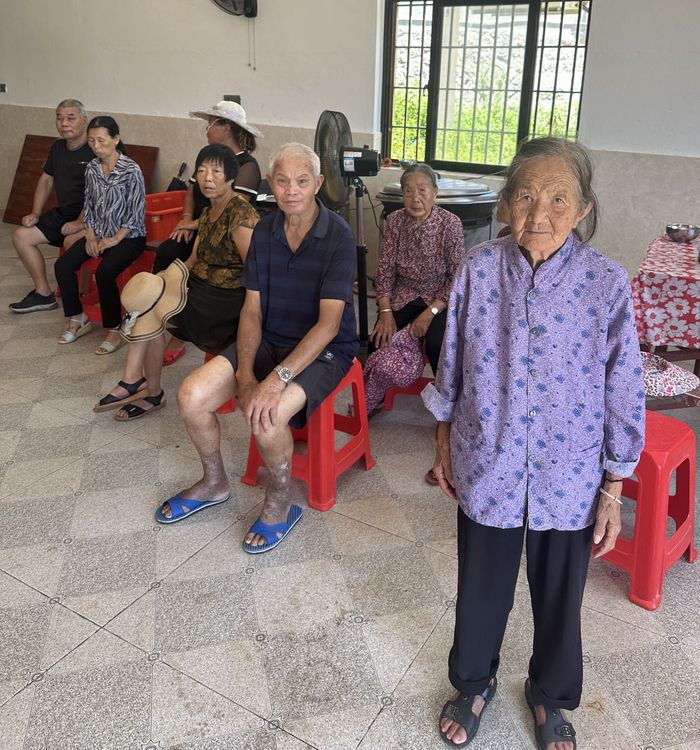 93岁的林秀英（右一）和北庄村中其他老人都在忧心和南尾村的送殡冲突。本文图片均来自澎湃新闻记者 王选辉 图