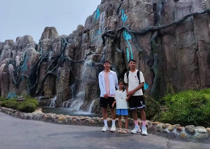 木乃约热和哥哥、妹妹合影