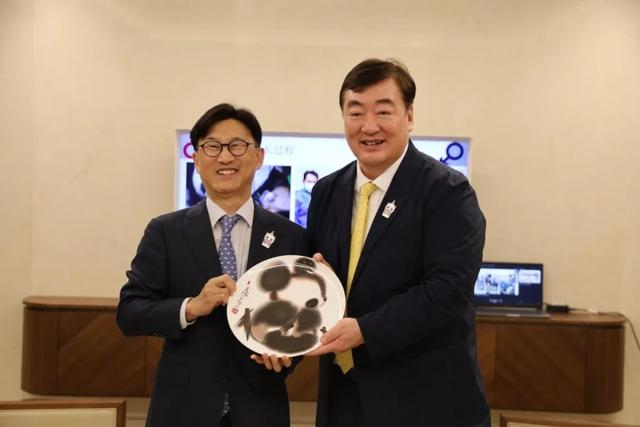 活动前,邢海明大使还会见了三星爱宝乐园社长丁海麟,感谢爱宝乐园对旅