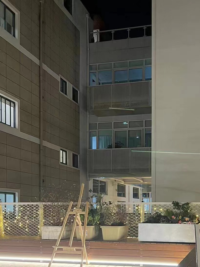 张芸21点离开单位时，办公楼依然亮着。