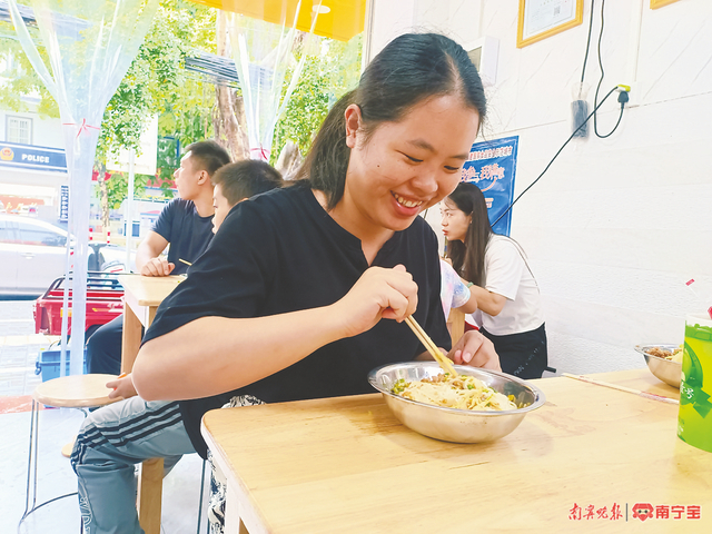 刘芳芳非常喜欢美味的生榨米粉 （受访者供图）