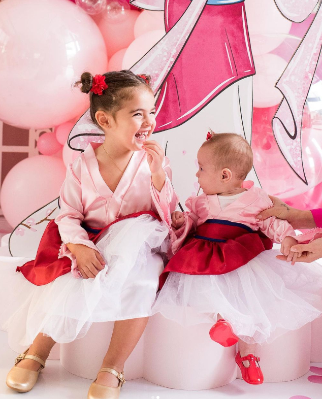 照片主角是卡卡的两个女儿,两个小朋友穿着仿照迪士尼动画片《花木兰