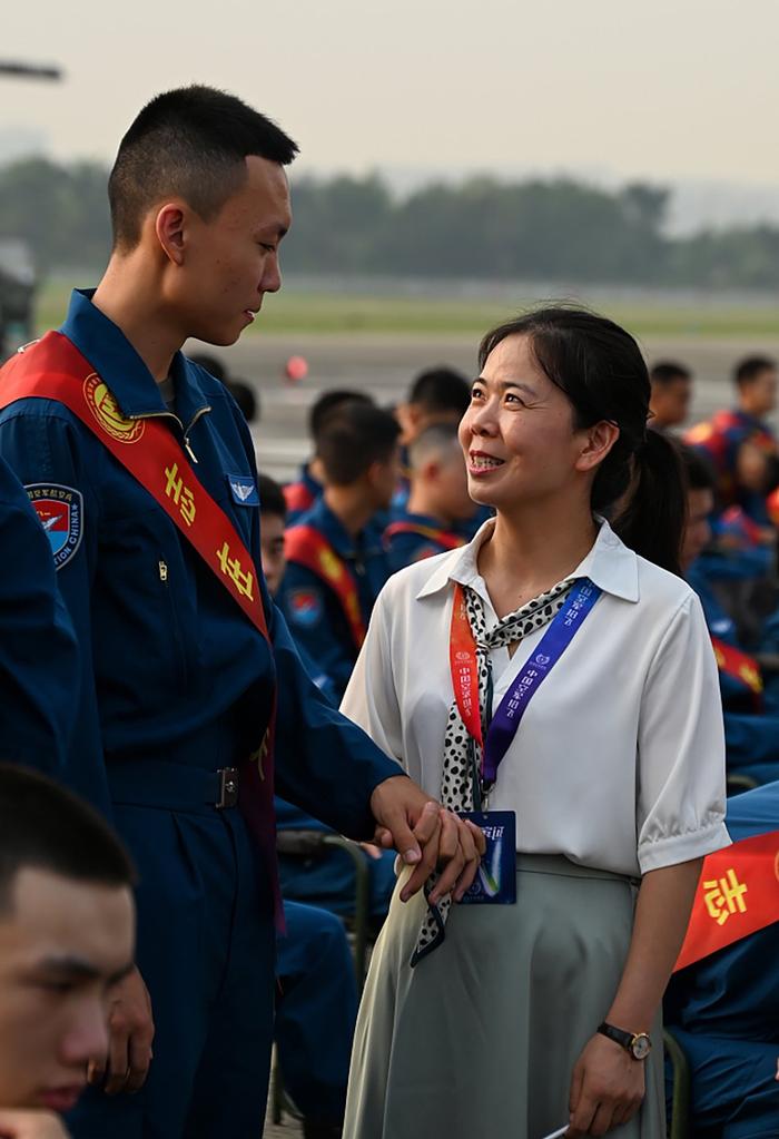 空军在成都某军用机场隆重举行新飞行学员入校报到欢送仪式,家长为