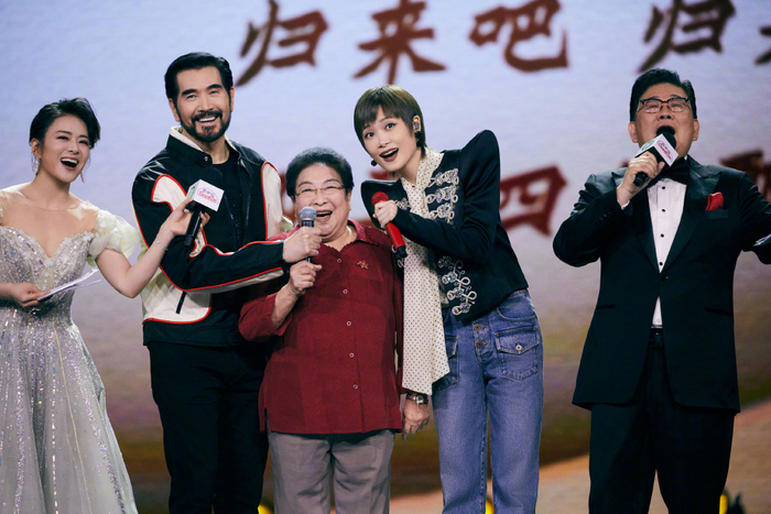 6月24日，费翔、李宇春和1987年央视春晚总导演邓在军，齐聚第28届上海电视节颁奖典礼