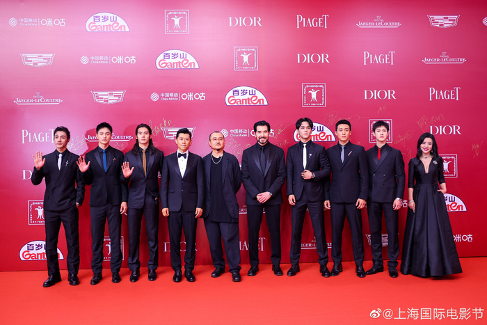 6月9日，费翔（右五）与《封神第一部》剧组一起登上第二十五届上海国际电影节金爵盛典红毯