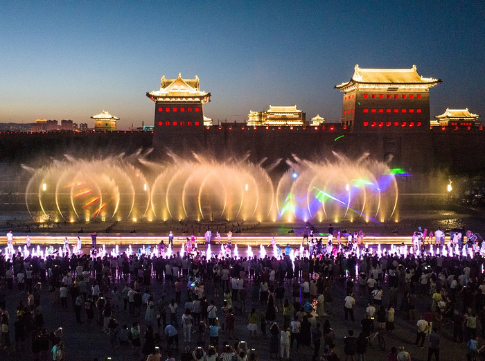 2023年6月29日，山西大同，南城墙广场音乐喷泉表演美轮美奂，吸引众多民众观看。 视觉中国 资料图
