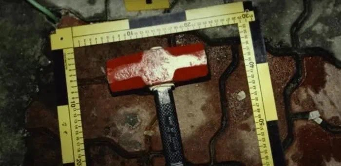 《韩国雨衣杀手：全面追缉柳永哲》剧照，凶手定制的锤子