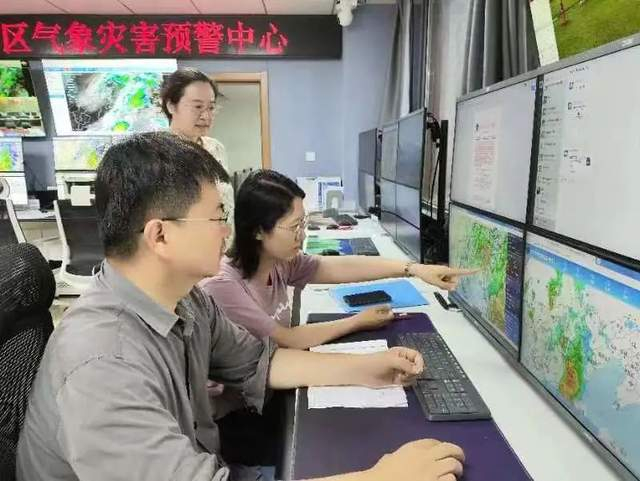 △区气象局值班人员严密监视天气形势