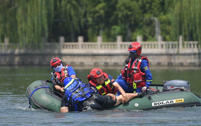 远离涉险水域北京蓝天救援队开展暑期防溺水安全主题演练