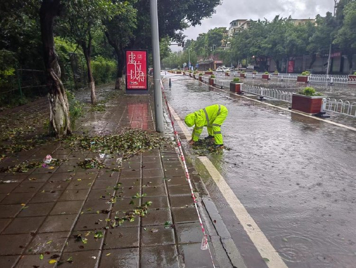 ▲抢险人员正在疏通积水。受访者供图