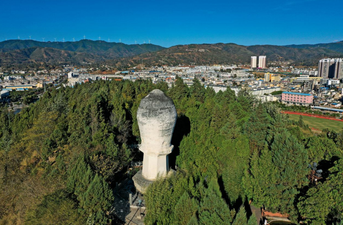 大姚白塔。何新闻 摄