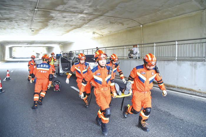     演练现场，“被困人员”成功获救。    本报记者黄红锦 摄