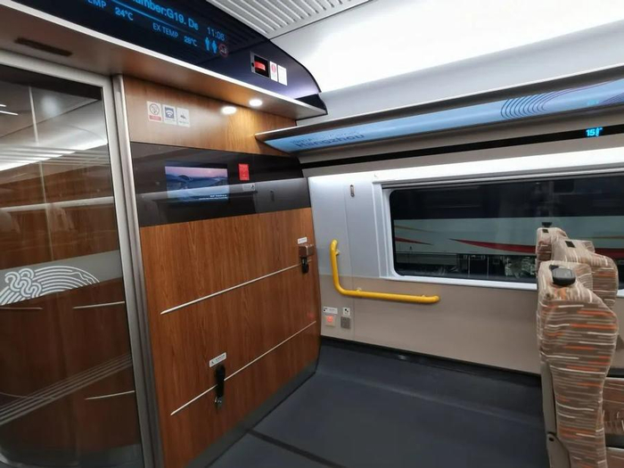 这是特别设计,便于残疾人出行的无障碍车厢.