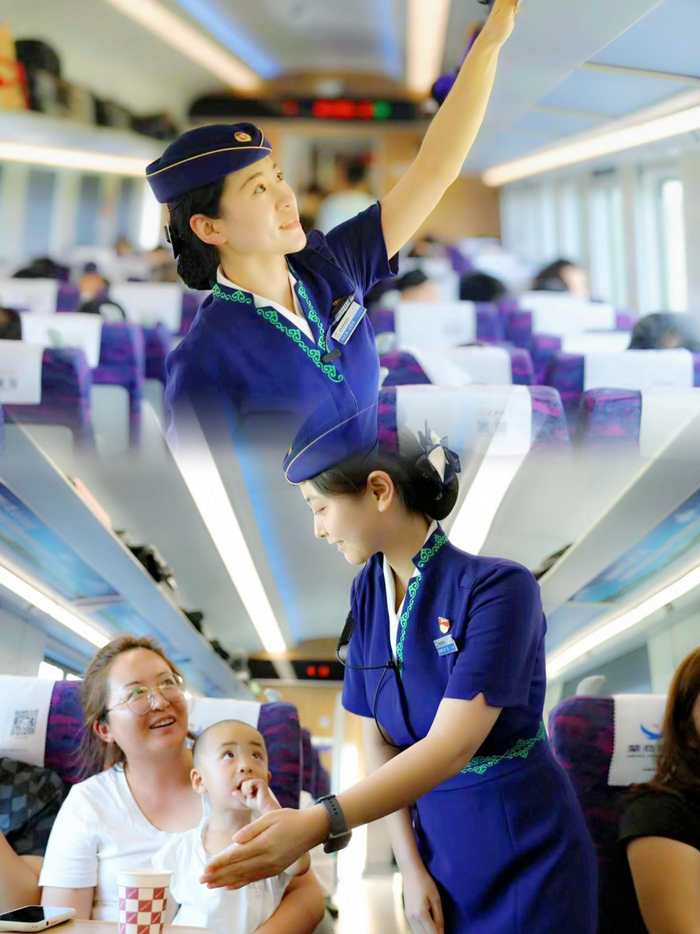 内蒙古城际动车的乘务员小姐姐们换新装啦