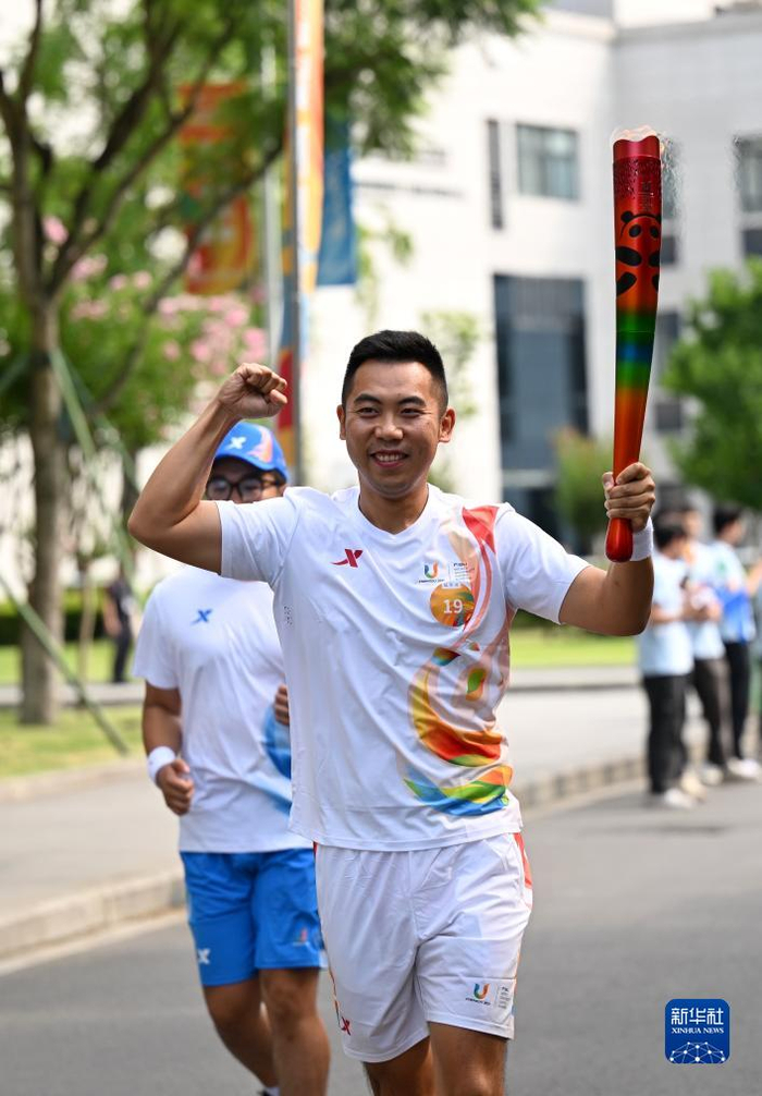 新华社记者 刘坤 摄7月20日,火炬手张山在火炬传递中.