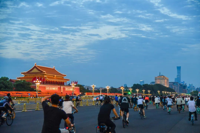 ▲（图源于IC，夜幕下的长安街充满骑行的人）