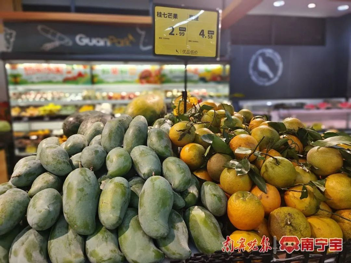 南宁一家大型超市内，桂七芒果2.99元/斤，夏橙4.58元/斤