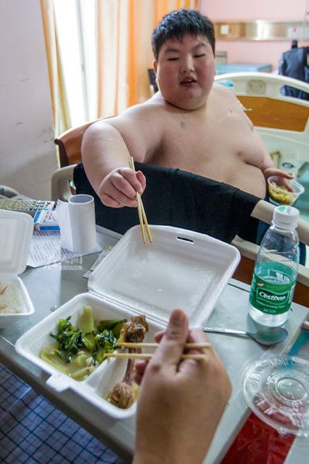 中国小胖徐周磊14岁体重300斤一顿狂吃8碗饭临终遗愿想减肥