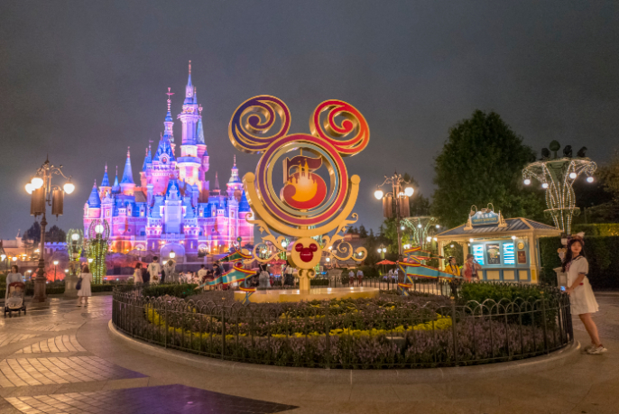 ▲2021年6月16日，上海迪士尼乐园，五周年元素随处可见。图/IC photo