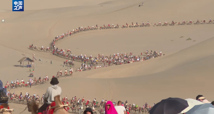 敦煌鸣沙山月牙泉景区。图源：中国之声