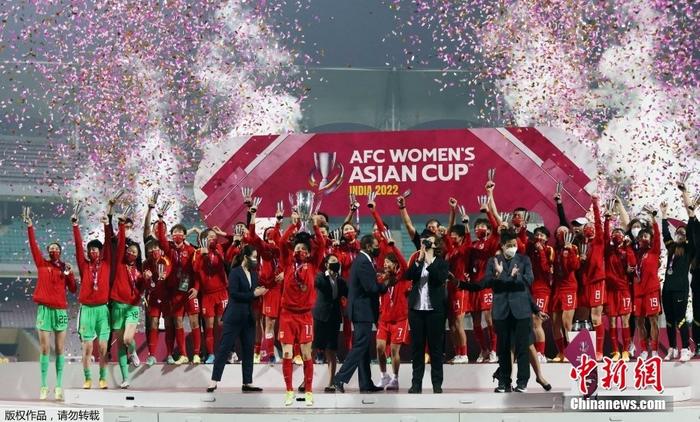 资料图：中国女足亚洲杯捧杯。
