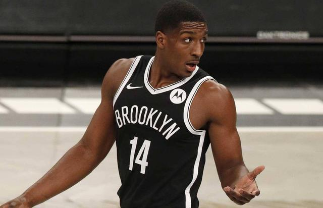 雷吉佩里本年23岁,身高2.06米.