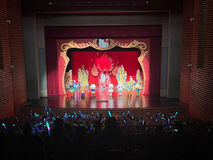 7月16日拍摄的天津大剧院歌剧厅儿童剧目演出。新华社记者 徐思钰 摄