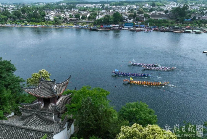 泾县桃花潭龙舟竞渡。李博 摄